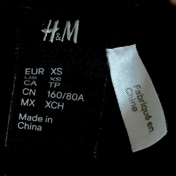 H&M Pearl Neckline Collar Black Tee, Size S - Picture 4 of 4